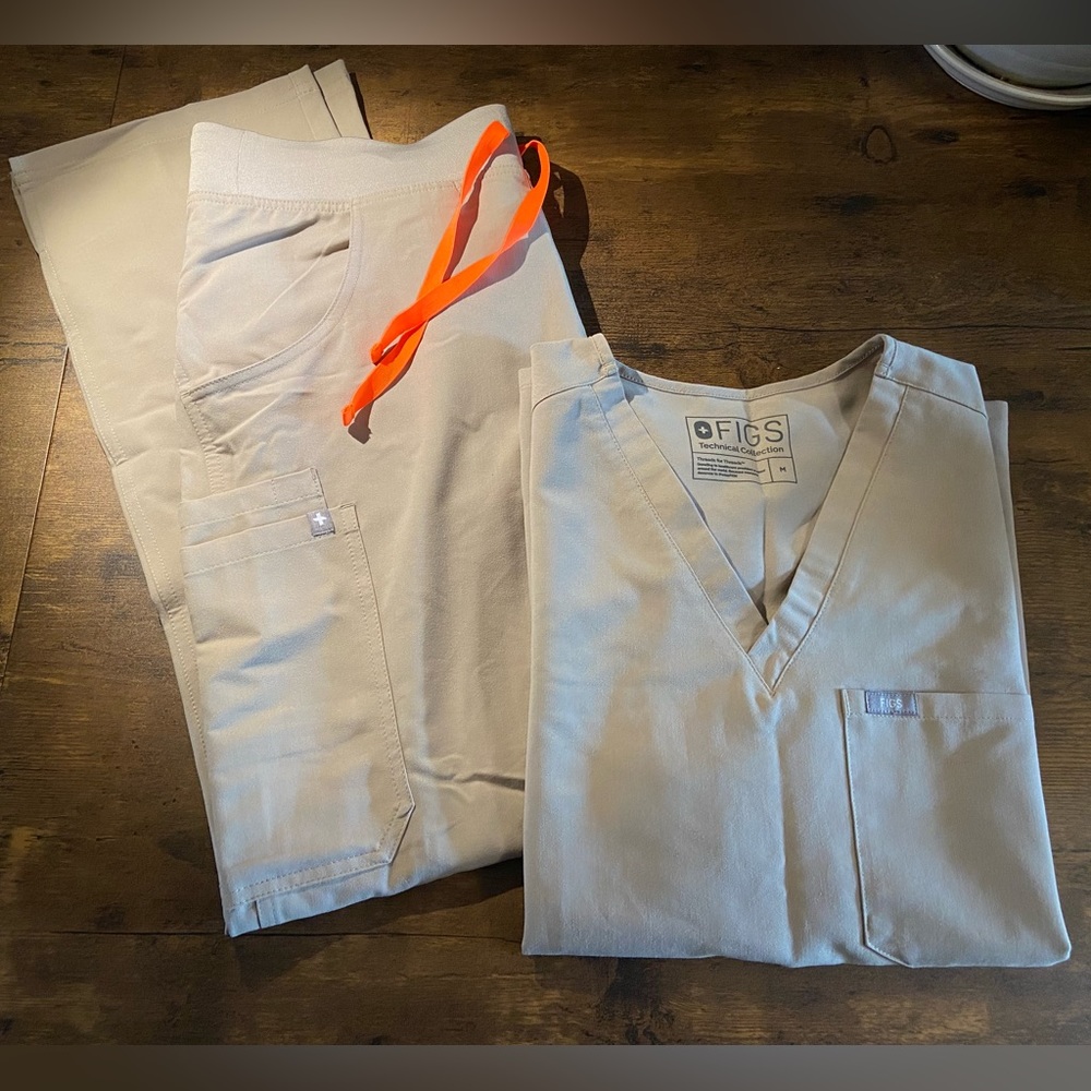 FIGS M Scrub Set